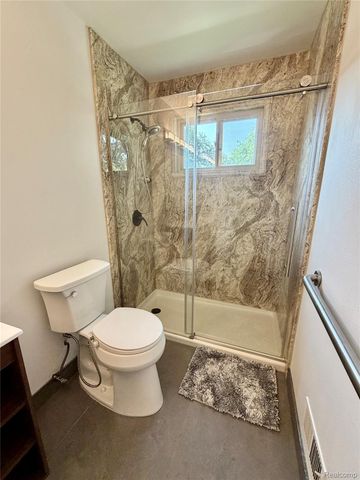 2952 Roundtree Drive, Troy, MI 48083