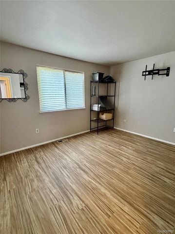 2952 Roundtree Drive, Troy, MI 48083
