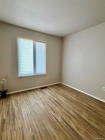 2952 Roundtree Drive, Troy, MI 48083