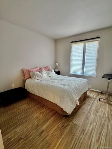 2952 Roundtree Drive, Troy, MI 48083