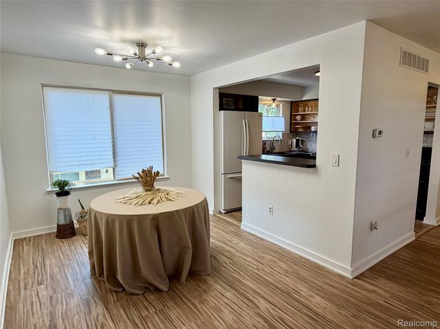 2952 Roundtree Drive, Troy, MI 48083