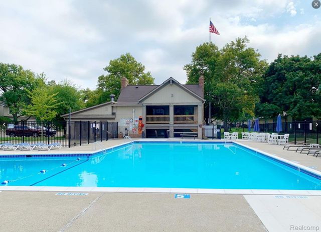 2952 Roundtree Drive, Troy, MI 48083