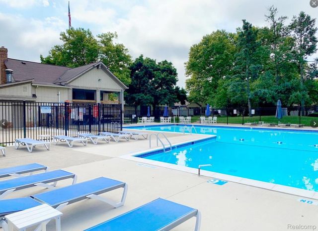 2952 Roundtree Drive, Troy, MI 48083