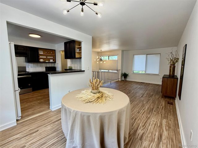 2952 Roundtree Drive, Troy, MI 48083