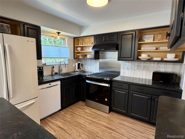 2952 Roundtree Drive, Troy, MI 48083