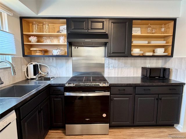 2952 Roundtree Drive, Troy, MI 48083