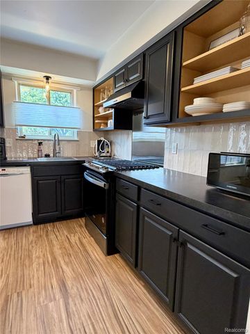 2952 Roundtree Drive, Troy, MI 48083