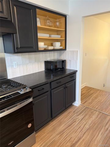 2952 Roundtree Drive, Troy, MI 48083