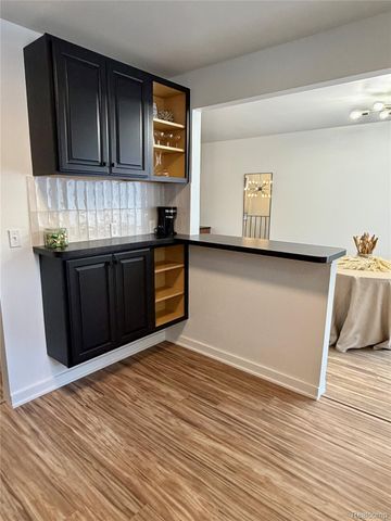 2952 Roundtree Drive, Troy, MI 48083