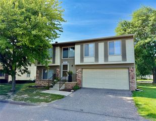 2952 Roundtree Drive, Troy, MI 48083
