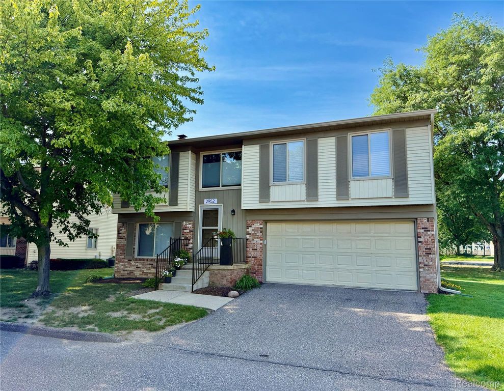 2952 Roundtree Drive, Troy, MI 48083