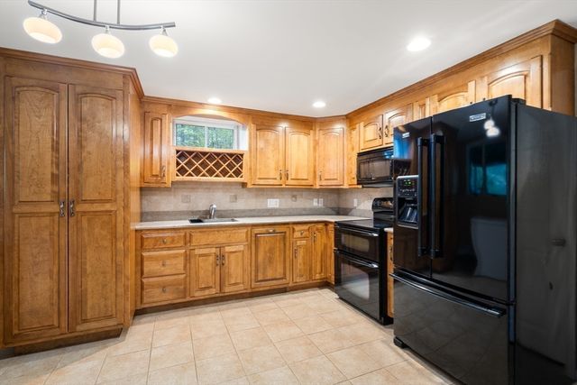 9 Arrowhead Ln, Franklin, MA 02038