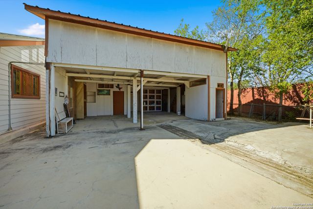 406 N Rancho, Nixon, TX 78140