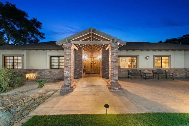 15404 El Capitan Real Ln, El Cajon, CA 92021