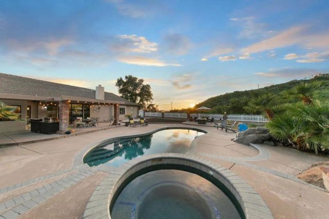 15404 El Capitan Real Ln, El Cajon, CA 92021