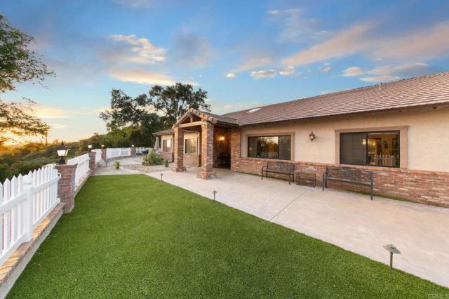 15404 El Capitan Real Ln, El Cajon, CA 92021