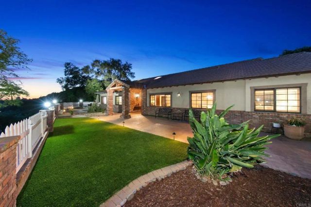 15404 El Capitan Real Ln, El Cajon, CA 92021