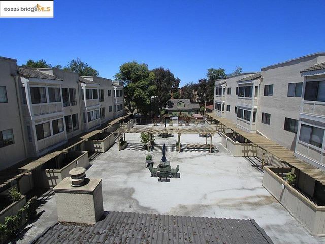 240 N Bayshore Blvd 303, San Mateo, CA 94401
