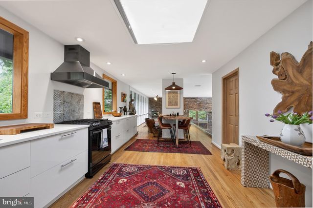 1927 MARTHAS RD, Alexandria, VA 22307