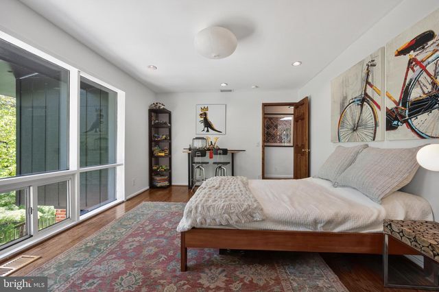1927 MARTHAS RD, Alexandria, VA 22307