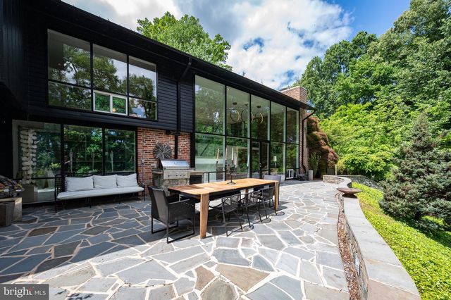 1927 MARTHAS RD, Alexandria, VA 22307