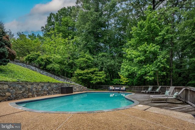 1927 MARTHAS RD, Alexandria, VA 22307