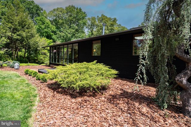 1927 MARTHAS RD, Alexandria, VA 22307