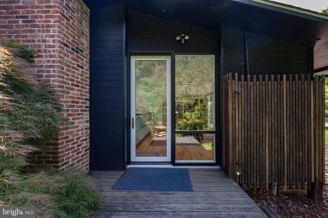 1927 MARTHAS RD, Alexandria, VA 22307