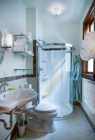 2134 N Damen Avenue 2, Chicago, IL 60647