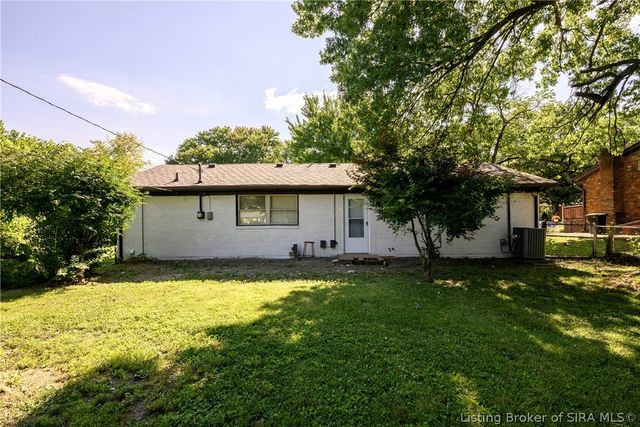 1120 Spicewood Drive, Clarksville, IN 47129