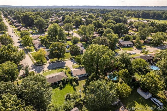 1120 Spicewood Drive, Clarksville, IN 47129