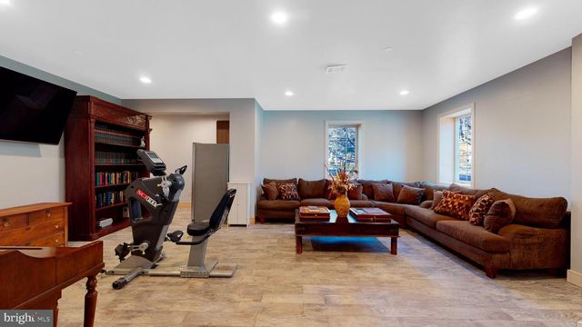 901 CRUM CREEK RD, Broomall, PA 19008