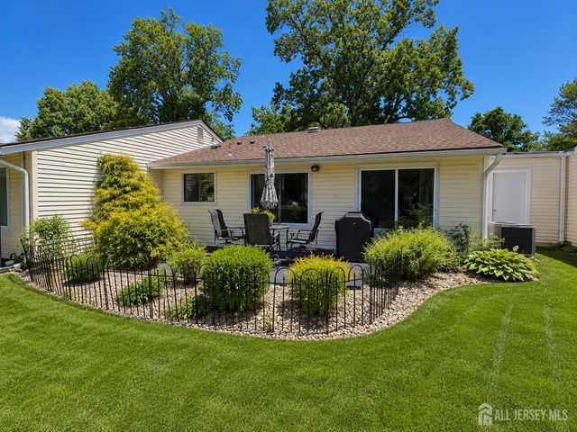 116 Empress Plaza B, Monroe, NJ 08831