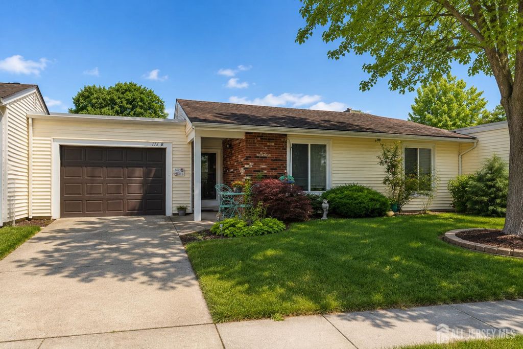 116 Empress Plaza B, Monroe, NJ 08831