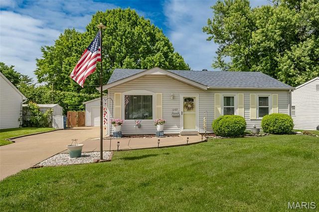 12167 Parkwood Place, Maryland Heights, MO 63043