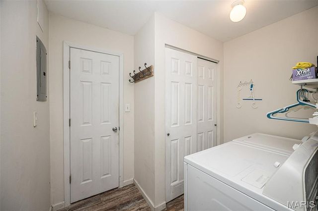 12167 Parkwood Place, Maryland Heights, MO 63043