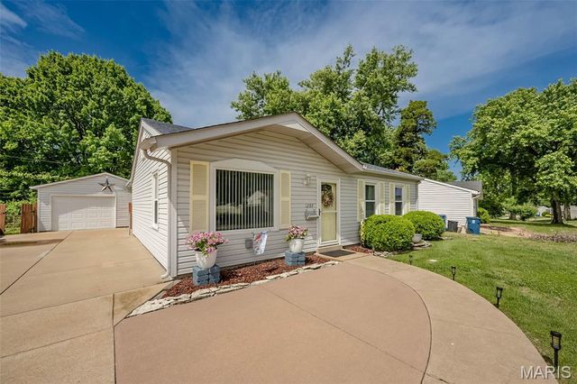 12167 Parkwood Place, Maryland Heights, MO 63043