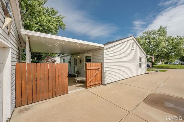 12167 Parkwood Place, Maryland Heights, MO 63043