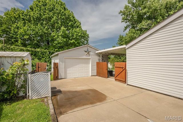 12167 Parkwood Place, Maryland Heights, MO 63043