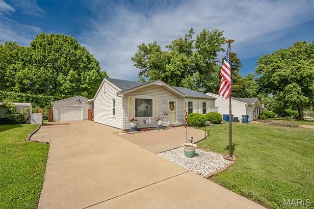 12167 Parkwood Place, Maryland Heights, MO 63043
