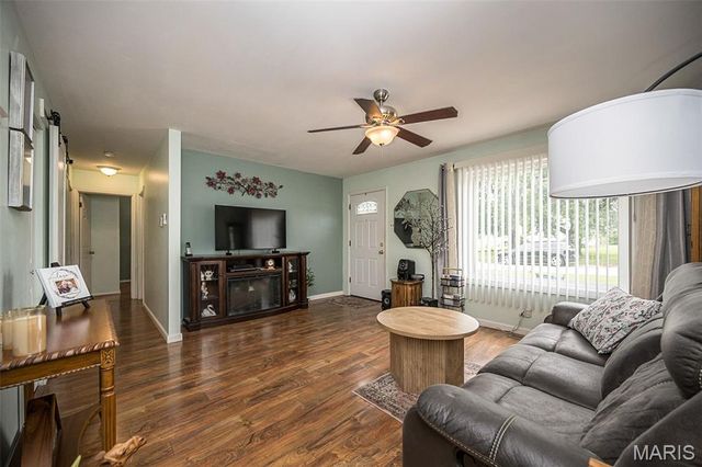 12167 Parkwood Place, Maryland Heights, MO 63043