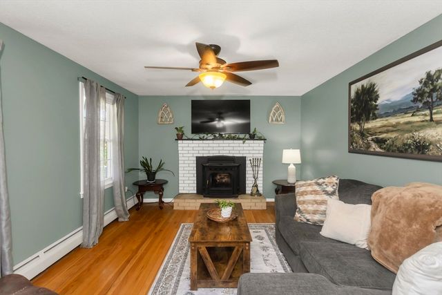 16 Cranberry Dr, Holyoke, MA 01040