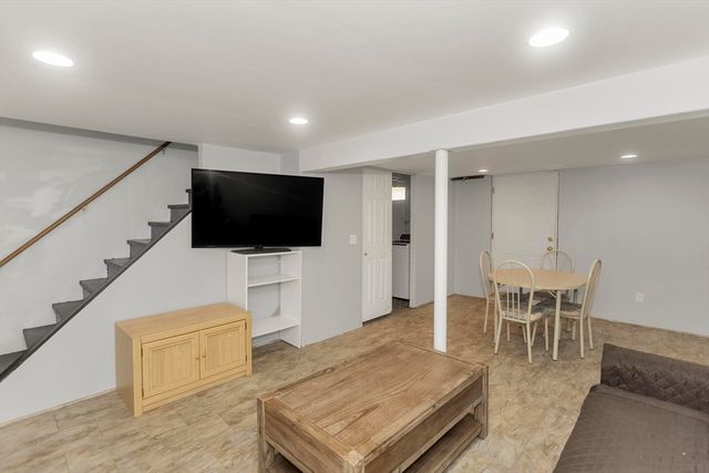 16 Cranberry Dr, Holyoke, MA 01040