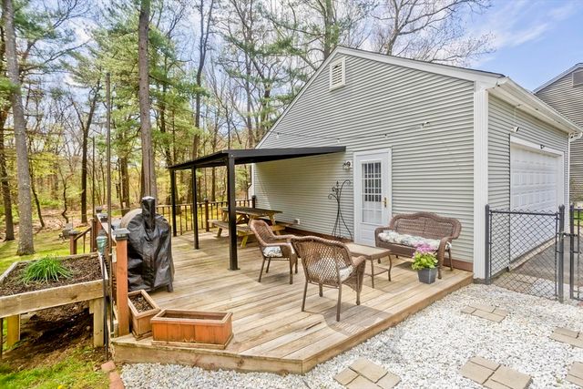 16 Cranberry Dr, Holyoke, MA 01040