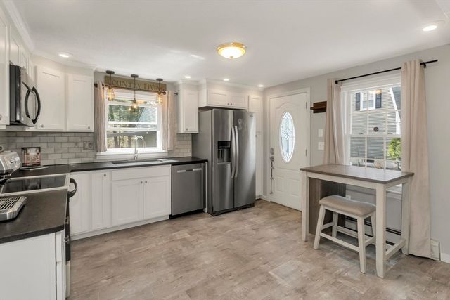 16 Cranberry Dr, Holyoke, MA 01040