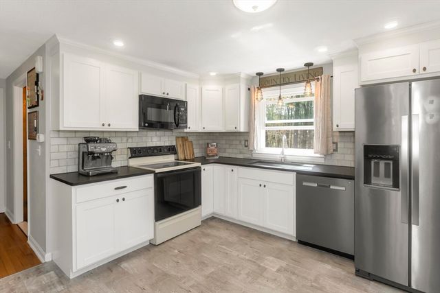 16 Cranberry Dr, Holyoke, MA 01040