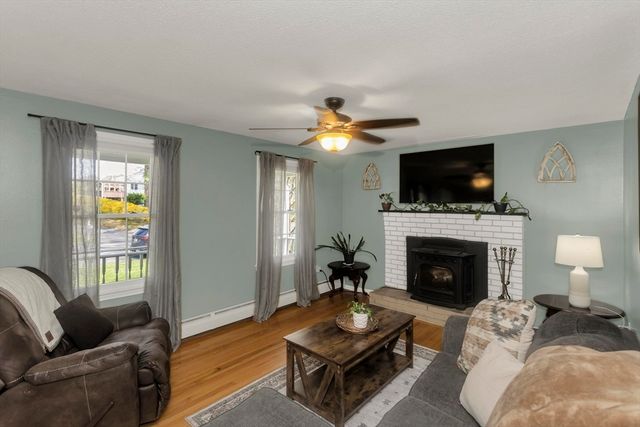 16 Cranberry Dr, Holyoke, MA 01040