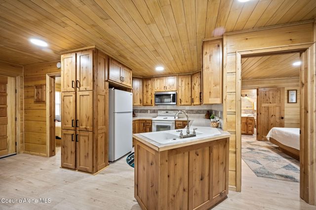 109 E Kamloop AVE, Bayview, ID 83803