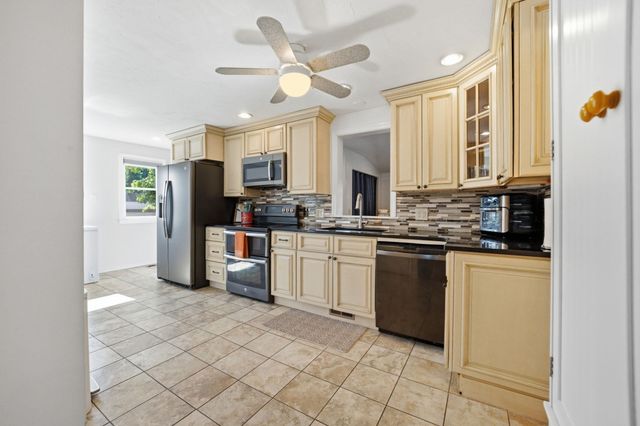 51 Mechanic St, Bellingham, MA 02019
