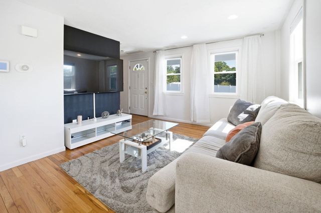 51 Mechanic St, Bellingham, MA 02019